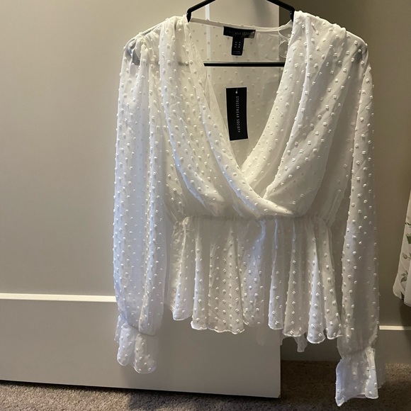 Classy white blouse - tags still present, never used - Picture 2 of 3